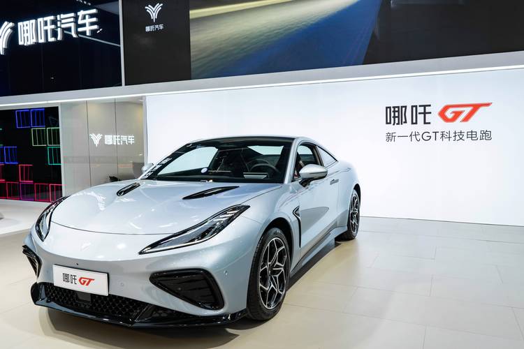 深圳34哪吒汽车在智能汽车领域的表现，领途汽车在新能源汽车市场中的影响力